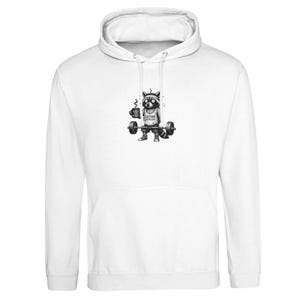 Op de afbeelding: Witte hoodie met een zwart-wit illustratie van een wasbeer die een koffiekopje vasthoudt en een halter optilt. De wasbeer draagt een shirt met de tekst "Caffeine Overload".