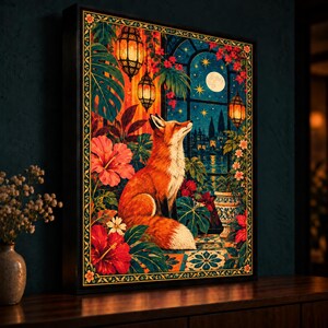 Puede incluir: Una impresión artística enmarcada que muestra a un zorro sentado entre vibrantes flores de hibisco rojas y hojas de monstera verdes. La escena incluye linternas colgantes brillantes, un cielo nocturno con luna llena y estrellas.