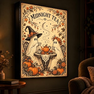 Puede incluir: Una lámina decorativa rectangular enmarcada titulada Midnight Tea que muestra a dos fantasmas blancos sentados a una mesa tomando té. La escena incluye una tetera con forma de calabaza, calabazas naranjas, flores y enredaderas.