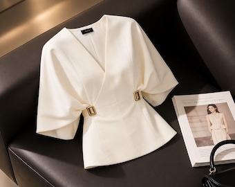 Elegante witte blouse met V-hals en pofmouwen | Aansluitende taille met gouden gesp | Crème ivoor
