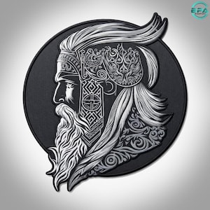 Pode incluir: Um emblema bordado circular apresentando o perfil prateado de uma figura barbuda usando um capacete ornamentado com padrões geométricos e espirais intrincados. O design está sobre um fundo preto sólido com uma borda preta espessa.