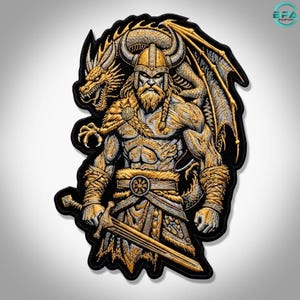 Op de afbeelding: Een geborduurde patch met een bebaarde krijger die een gehoornde helm en een met bont afgezette harnas draagt en een zwaard vasthoudt. Een grote draak met gedetailleerde vleugels en schubben bevindt zich achter de krijger. Gebruikt goud- en grijstinten.
