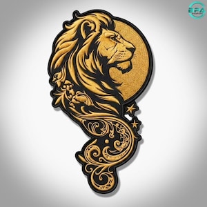Op de afbeelding: Een geborduurde patch met een zijaanzicht van een leeuwenkop in metallic gouddraad op een zwarte achtergrond. Het ontwerp bevat ingewikkelde krullende filigraanpatronen die naar beneden uitlopen en twee kleine gouden sterren rechts.