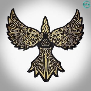 Op de afbeelding: Een zwarte geborduurde patch met een gestileerde vogel met wijd gespreide vleugels. Het ontwerp is gedetailleerd met metallic gouden draad in ingewikkelde knoop patronen en bevat een centraal Valknut-symbool op de borst van de vogel.