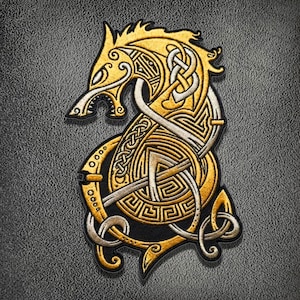 Può includere: Una toppa ricamata raffigurante una testa e un corpo di lupo stilizzati in filo dorato e argentato. Il design incorpora intricati nodi celtici e motivi geometrici su una base di tessuto nero, creando un aspetto dettagliato, strutturato e stratificato.