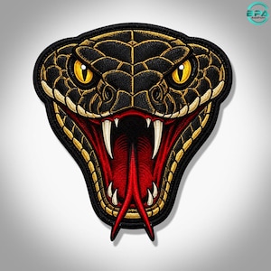 Pode incluir: Um emblema bordado apresentando a cabeça de uma cobra com escamas pretas, detalhes dourados e olhos amarelos penetrantes. A cobra tem a boca aberta revelando um interior vermelho brilhante, presas brancas afiadas e uma língua vermelha bífida.