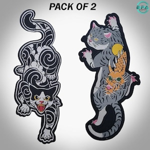 Puede incluir: Un paquete de 2 parches bordados con diseños de gatos. El parche izquierdo muestra un gato blanco y negro con patrones de remolinos y la boca abierta. El parche derecho representa un gato gris con una esfera amarilla y una cabeza de dragón naranja.