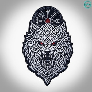 Op de afbeelding: Een geborduurde patch met een grommende wolvenkop met rode ogen, uitgevoerd in wit en grijs garen op een zwarte achtergrond. Boven de wolf bevindt zich een cirkelvormig embleem met een zwart-wit Vegvisir-symbool en een rood Valknut-icoon.