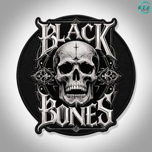 Peut inclure: Un écusson brodé noir de forme circulaire représentant un crâne humain blanc détaillé au centre. Le texte "BLACK" est arqué au-dessus du crâne et "BONES" est arqué en dessous. Des lignes blanches complexes entourent le crâne sur fond noir.