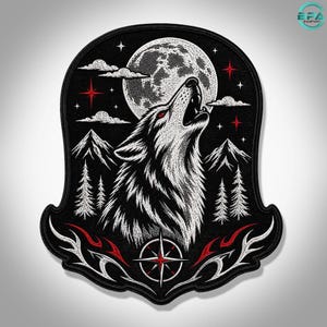 Pode incluir: Um emblema bordado a preto e branco com um lobo a uivar para a lua cheia. O design inclui uma cordilheira, pinheiros, estrelas vermelhas e uma rosa dos ventos na parte inferior com detalhes vermelhos. O emblema tem forma de escudo com chamas.