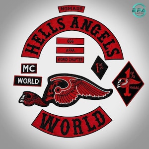 Puede incluir: Un conjunto de parches bordados con diseños en rojo y negro. El set incluye un parche grande arqueado 'HELLS ANGELS', un rocker 'WORLD', un emblema de calavera alada, un parche en forma de diamante '1%' y parches rectangulares con texto.