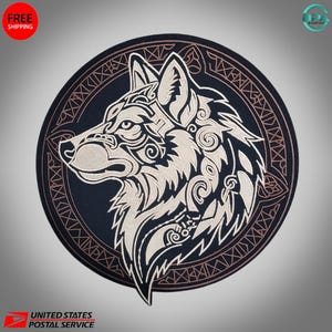 Puede incluir: Parche bordado con un perfil detallado de cabeza de lobo en crema y negro. El diseño del lobo se encuentra sobre un fondo circular azul oscuro con un borde decorativo. Adecuado para chaquetas, bolsos u otros artículos de tela.