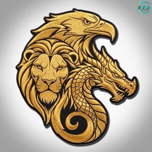 Puede incluir: Un parche bordado que presenta una cabeza de águila, león y dragón de color dorado dispuestas en una composición circular. El diseño está delineado con hilo negro, mostrando costuras detalladas que definen los rasgos de cada animal.