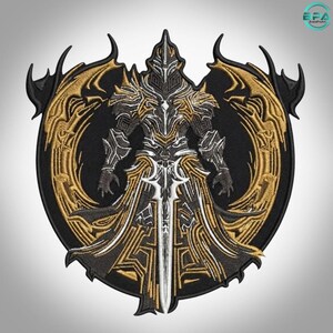 Geborduurd embleem met gepantserde en gevleugelde ridder in duistere fantasystijl, gotische krijger, strijkbaar (33 cm)