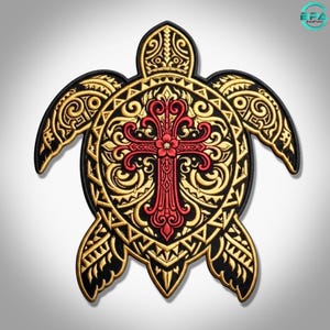 Puede incluir: Un parche de tortuga marina con un esquema de colores negro, dorado y rojo. El caparazón muestra un intrincado patrón de filigrana dorada que rodea un diseño de cruz roja central. La cabeza y las aletas tienen motivos geométricos dorados.