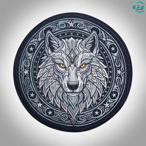 Puede incluir: Un parche bordado circular que presenta una cabeza de lobo detallada en el centro con ojos amarillos penetrantes. El lobo está rodeado por intrincados patrones de nudos plateados y grises y un borde de pequeñas estrellas blancas sobre un fondo azul marino.