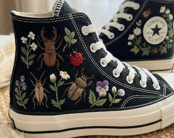Individuell gestickte CONverse High Tops, handgenähte Insekt Floral Schuhe
