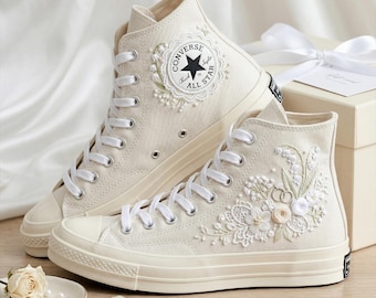 Zapatillas Converse altas personalizadas con flores blancas bordadas a mano. Zapatos elegantes.