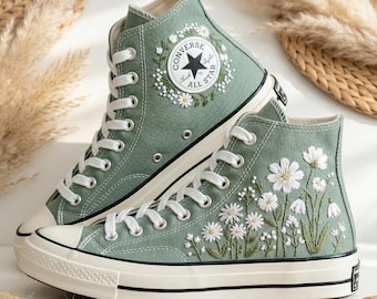 Zapatillas Converse altas personalizadas blancas con estampado floral salvia, bordadas a mano y con estilo.