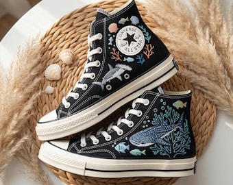 Zapatillas Converse altas personalizadas con bordado, temática de tiburones ballena y vida marina.