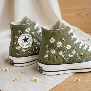 Zapatillas Converse personalizadas con bordado de margarita y abeja, color verde oliva, de caña alta, cosidas a mano.