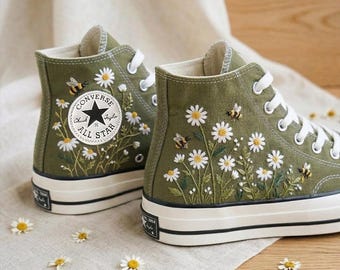 Handsydda Converse-sneakers med broderad Daisy Bee-motiv, olivgröna höga sneakers