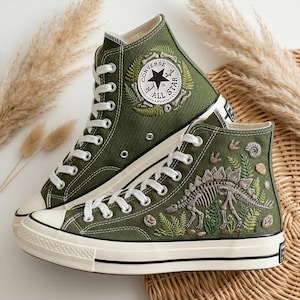 Puede incluir: Un juego de tres tazas de cerámica con un acabado mate moteado. Las tazas son en tonos crema, gris claro y gris oscuro. Cada taza tiene un diseño simple y minimalista, ideal para café o té.