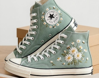 Zapatillas Converse personalizadas bordadas con margaritas y diseño floral de insectos, hechas a mano con detalles inspirados en la naturaleza.