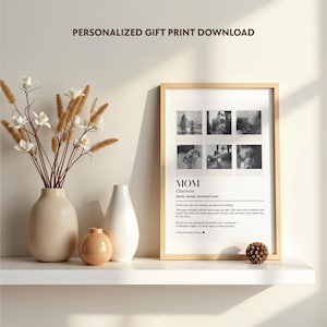 Puede incluir: Una impresión enmarcada con el texto "MOM" y fotos en blanco y negro. La impresión está en un marco de madera clara y se encuentra en un estante blanco con jarrones y flores decorativas. El texto "PERSONALIZED GIFT PRINT DOWNLOAD" está en la parte superior.