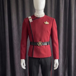 Fantasia de cosplay inspirada na Frota Estelar: uniforme vermelho, traje de oficial de comando de ficção científica.