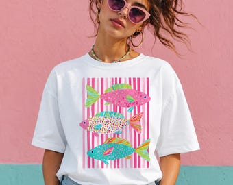 Camiseta con estampado de peces estilo preppy, camisa playera de verano con estilo costero.