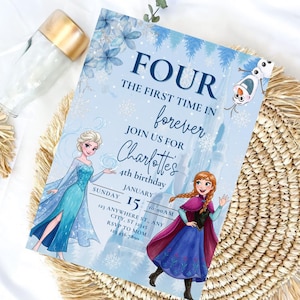 Op de afbeelding: Een rechthoekige verjaardagsuitnodigingskaart met een lichtblauwe achtergrond met sneeuwvlokpatronen, illustraties van Elsa, Anna en Olaf, en de tekst FOUR THE FIRST TIME IN forever JOIN US FOR Charlotte's 4th birthday.