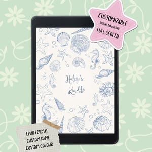 Puede incluir: Una descarga digital para un lector Kindle con un diseño de conchas marinas en azul y blanco. La pantalla muestra "Haley's Kindle". Una pegatina rosa en forma de estrella dice "Personalizable, Descarga Digital, Pantalla Completa". Una nota dice "Formato EPUB, Nombre Personalizado, Color Personalizado".