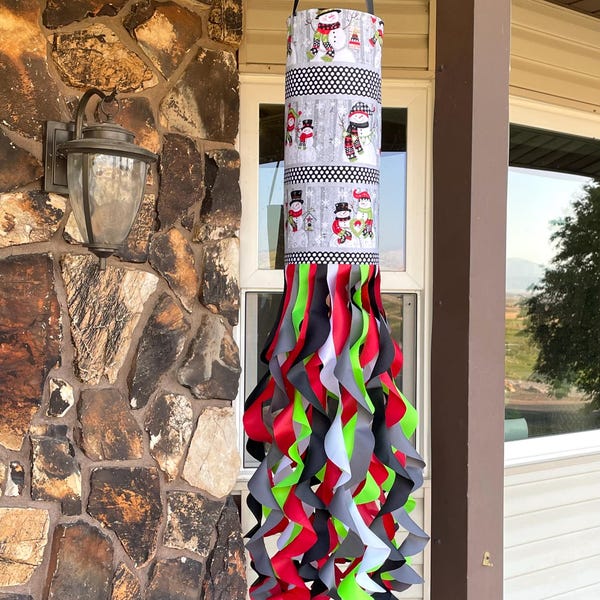 Manica a vento "Snow Place Like Home", decorazione natalizia, decorazione a forma di pupazzo di neve, appendino per porta a pois verdi, bianchi, neri e bianchi, ghirlanda per esterni