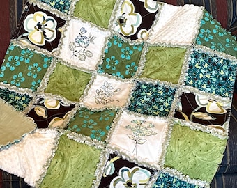 Floral Flower lap quilt of kit voorgesneden -3 lagen, geborduurde bloemen, vlinders, salie groen bruin blauw, wit minky katoen en flanel, schoot