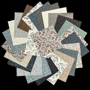 Tela Layer Cake Dark & Stormy de 10", 100 % algodón, de Maywood Studio, para acolchado, 42 cuadrados precortados, color azul, gris, marrón y crema.