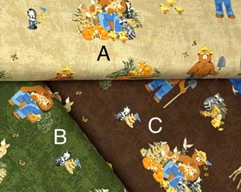 Pode incluir: Tecido com um padrão repetido de Smokey Bear e animais da floresta. O tecido tem um fundo bege com ilustrações de Smokey Bear, veados, guaxinins e pássaros. Smokey Bear usa um chapéu amarelo e jeans azuis.