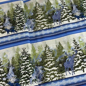 Nature's Winter-stof, door Jason Yente, In the Beginning, besneeuwde winterbos, hertenvos, bosbomen, blauw witte kerst, katoen