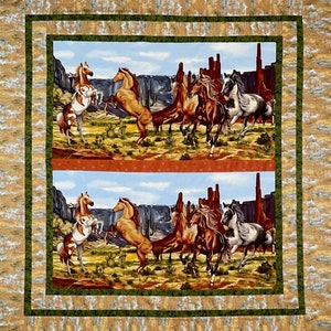Könnte beinhalten: Eine Steppdecke mit einem sich wiederholenden Muster aus braunen, weißen und braunen Pferden, die durch eine Wüstenlandschaft mit roten Felsformationen im Hintergrund laufen.
