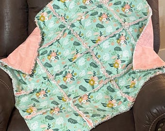 Paquete de edredón de trapo SIN CORTAR con flores de color verde menta y coral: manta de algodón y franela floral DIY, incluye 3 yardas para la parte superior, media y trasera, instrucciones