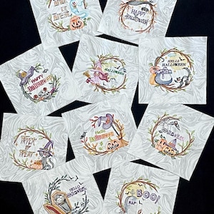 Pode incluir: Dez ilustrações de aquarela com tema de Halloween sobre um fundo branco. Cada ilustração apresenta uma coroa com um tema de Halloween diferente, como "Feliz Halloween", "Gostosuras ou travessuras" e "Olá Halloween".