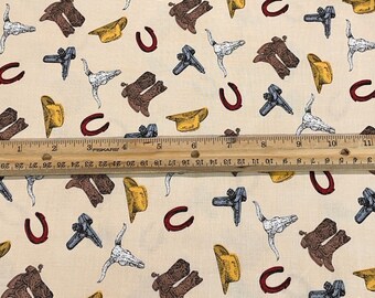 John Wayne Fabric, cowboylaarzen, geweren, hoeden, hoefijzer, geel beige blauw, door Riley Blake, Western cowboy, Hollywood icoon, bandana