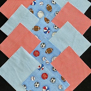 Op de afbeelding: Een set van tien vierkante stoffen, met een blauw-wit geruit patroon, een rood-wit geruit patroon en een blauwe stof met een patroon van verschillende sportballen, waaronder basketbals, honkballen, voetbals en voetbals.