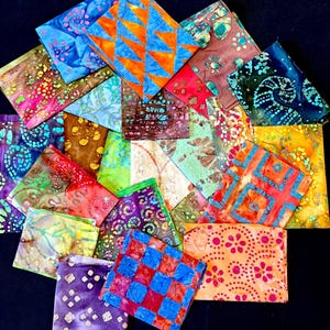 Puede incluir: Una colección de piezas de tela cuadradas y coloridas con varios patrones batik. Los diseños incluyen formas geométricas, motivos florales y remolinos abstractos en tonos de azul, naranja, rojo, verde y morado. Las piezas de tela están dispuestas de forma superpuesta y visualmente atractiva.
