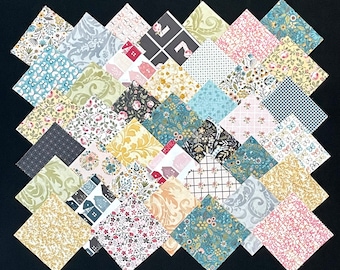 Puede incluir: Una colección de 25 cuadrados de tela con varios diseños florales, geométricos y estampados en tonos de rosa, azul, amarillo, verde y gris. Los cuadrados están dispuestos en un patrón diagonal.
