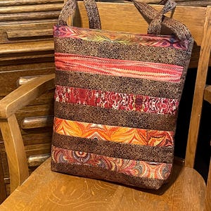Braun Burgund gesteppte Tasche, braun metallic verwirbelt, orange rot, Griffe, gefüttert, 16,5 "x 17", hochwertige Baumwolle, Pflegeleicht, waschbar