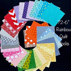 Puede incluir: Un conjunto de 72 cuadrados de tela de 15,24 cm en un arcoíris de colores y patrones. Los cuadrados están dispuestos en un círculo, con los colores que pasan del rojo al morado. Los cuadrados son perfectos para proyectos de acolchado.