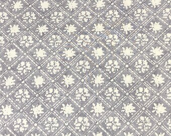 Tela de algodón con estampado de abejas y miel, de 1 yarda, color amarillo, negro y gris, con estampado de abejas y flores primaverales, se vende cortada a medida por Wilmington