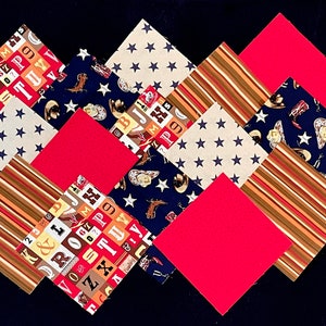 Op de afbeelding: Een verzameling van 10 stoffen vierkanten met verschillende patronen, waaronder sterren, strepen, letters en cowboylaarzen. De vierkanten zijn in tinten rood, blauw, bruin en beige.