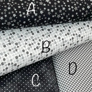 Könnte beinhalten: Nahaufnahme von vier Stoffmustern. Ein schwarzer Stoff mit weißen Sternen, ein grauer Stoff mit geometrischen Formen, ein schwarzer Stoff mit weißen Punkten und ein schwarz-weiß karierter Stoff.